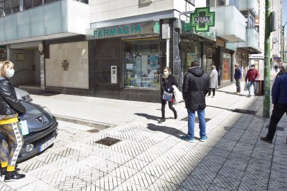 Varias personas esperan en la calle para entrar en una farmacia. ISRAEL L. MURILLO