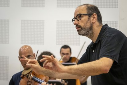 Momento de un ensayo del 'enssemble' dirigido por Roberto Bodi. - OSCYL - Archivo