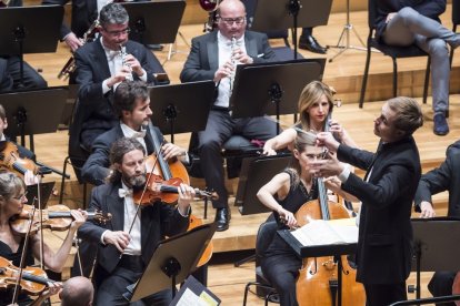Vasili Petrenko dirigiendo a la Oscyl. - C.C. M. D.