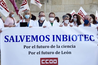 Los trabajadores de Inbiotec se concentran en defensa de la supervivencia del Instituto de Biotecnología de León y por el mantenimiento de los puestos de trabajo del personal del centro.  ICAL