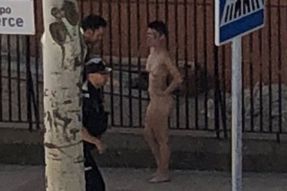 Mujer desnuda en las calles de Soria. -E.M.