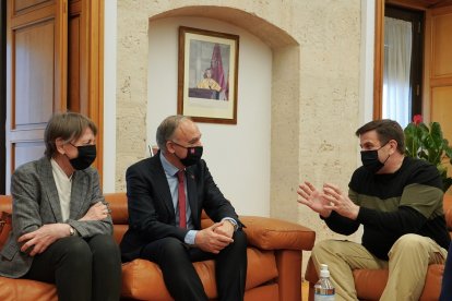 El rector de la Universidad de Valladolid, Antonio Largo, recibe a los dos primeros profesores ucranianos incorporados a la UVa como PDI afectado por la invasión de Ucrania, Ivan Sopushynkyy y Lyudmyla D. Zahvoyska. -ICAL