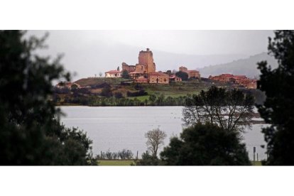 La laguna se transforma en pastos durante el verano y el otoño, sólo a finales de algunos inviernos aparece para acoger a aves acuáticas y anfibios. Y no, no es Escocia. / M. TEJEDOR