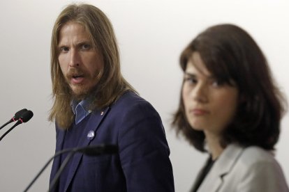 Foto de archivo de los portavoces de Podemos, Isa Serra y Pablo Fernández. - E. PRESS