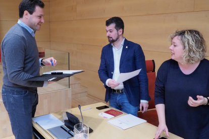 Raúl de la Hoz (PP) y Luis Tudanca (PSOE) conversan durante la sesión. | ICAL