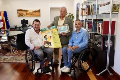 El Consejero de Cultura, Turismo y Deporte recibe el dorsal solidario - ICAL