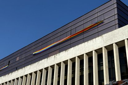 Bandera LGTBI colocada por el PSOE en las Cortes.- PHOTOGENIC