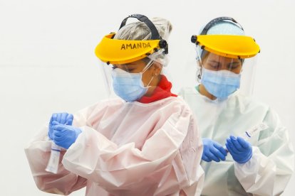 Dos enfermeras realizan pruebas PCR en la carpa situada junto al hospital del Bierzo en una imagen de archivo. - ICAL.