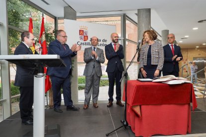El consejero de Sanidad, Alejandro Vázquez, preside la toma de posesión de la directora general de Asistencia Sanitaria y Humanización de la Gerencia Regional de Salud, Silvia Fernández Calderón. ICAL