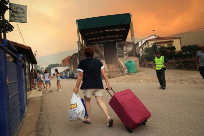 Las llamas obligan al desalojo preventivo de Monsagro (Salamanca).- ICAL