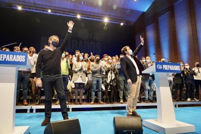 El candidato a la Presidencia del Partido Popular, Alberto Núñez Feijóo, y el presidente del PP de Castilla y León, Alfonso Fernández Mañueco, participan en un acto de campaña de cara al Congreso Nacional extraordinario de la formación popular.- ICAL