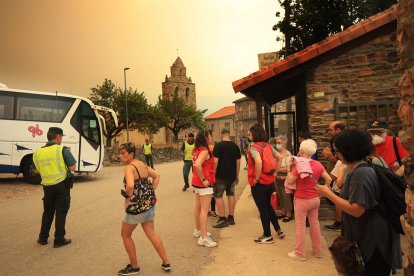 Las llamas obligan al desalojo preventivo de Monsagro (Salamanca).- ICAL