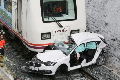 Estado en el que quedó el vehículo de los tres jóvenes de León tras chocar con el tren en Lugo.-E. PRESS