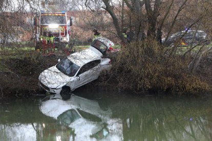 Los bomberos de Palencia recuperan el vehículo del río Carrión. / ICAL