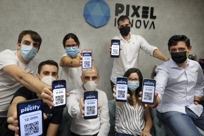 El equipo de la empresa salmantina Pixel Innova muestra la aplicación en sus teléfonos móviles. ENRIQUE CARRASCAL