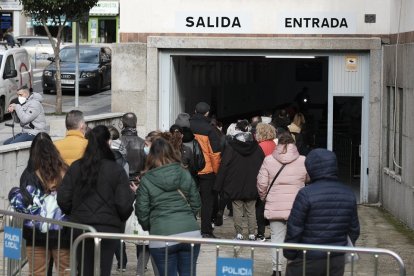 Largas colas en el punto de detección Covid-19 de Salamanca, ubicado en el centro de salud de San Juan.- ICAL