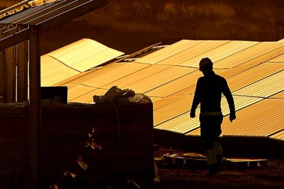 Un operario revisa los paneles solares en las instalaciones de una estación fotovoltaica de Iberdrola. IBERDROLA / ICAL