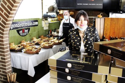 Aurora Arias y Juan Rodríguez, en la cocina del Figón de Arévalo junto a los cochinillos listos para enviar.
