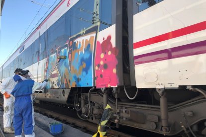 Imagen de archivo de limpieza de grafitis en un vagón de tren. E.M.