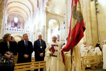 El presidente de las Cortes, Carlos Pollán y el alcalde, José Antonio Diez, asisten a la celebración de la Traslación de las Reliquias de San Isidoro en el 960 aniversario de su llegada de Sevilla a León. -ICAL