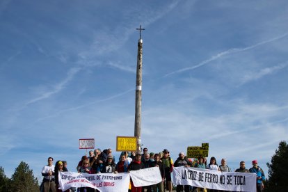 Concentración en la Cruz de Ferro del Camino de Santiago para reivindicar la paralización de la obra y el distanciamiento de la carretera.- E.M.