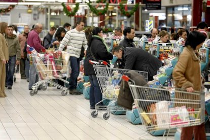 Compras de la campaña de Navidad en una imagen de archivo - E.M.