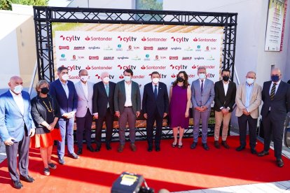 Jesús Julio Carnero, Cristina Danés, José Andrés Sanz, Luis Fuentes, Antonio Méndez Pozo, Alfonso Fernández Mañueco, Luis Planas, Adriana Ulibarri, Javier Izquierdo, Conrado Íscar, Francisco Igea y Jorge Losada en la Gala de los Premios Surcos. - ICAL