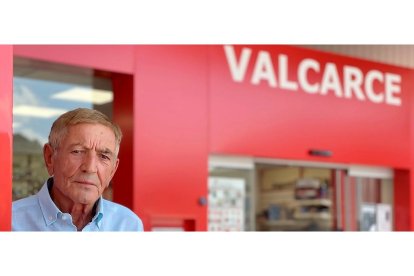 Pepe Valcarce en la primera gasolinera que puso en marcha junto a su hotel en Vega de Valcarce, junto a la Nacional VI.- P.R.L.