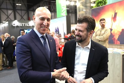 El secretario general del PSCyL y portavoz en las Cortes, Luis Tudanca, junto al alcalde de León en FITUR. ICAL