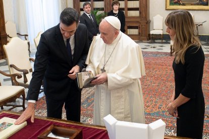 Pedro Sánchez obsequia al papa Francisco con un facsímil de la editorial burgalesa Siloé.- @MONCLOA