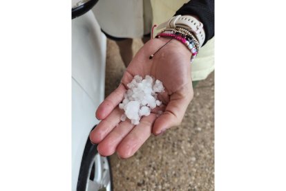 Piedras de granizo recogidas en la plaza mayor de Lerma. E.M.