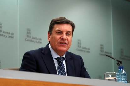 El consejero de Economía y Hacienda y portavoz, Carlos Fernández Carriedo, comparece en rueda de prensa posterior al Consejo de Gobierno. ICAL