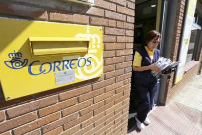 Una trabajadora de Correos reparte las cartas para sus envíos posteriores. - E. M.