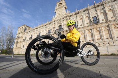 El joven Pedro Vázquez, de 17 años, inicia el Camino de Santiago en León con una bici adaptada donada por el Consejo Superior de Deportes y ColaCao.- ICAL