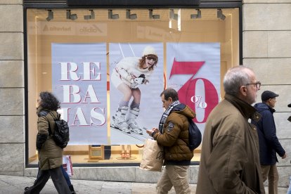 Escaparate de un comercio salmantino publicitando las rebajas.- ICAL