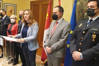 Barcones, junto a los responsables policiales, durante la rueda de prensa.- E.M.