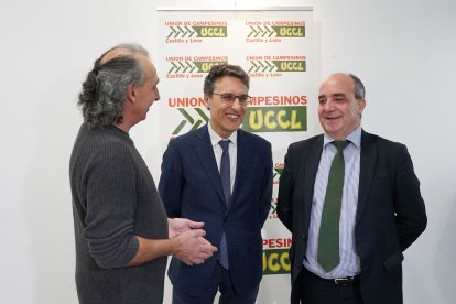 El coordinador regional de UCCL Jesús Palacín; el secretario General del Ministerio de Agricultura, Pesca y Alimentación, Fernando Miranda y el viceconsejero de Política Agraria Comunitaria y Desarrollo Rural de la Junta, Pedro Medina en una jornada informativa sobre la ‘Aplicación de la PAC a partir de 2023’. ICAL