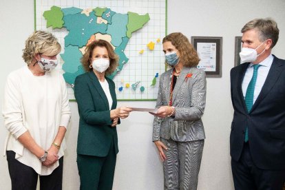 La infanta Elena y Simoneta Gómez-Acebo entregan a Nuevo Futuro la recaudación de la subasta de capones de Cascajares. -ICAL