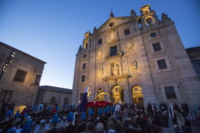 Semana Santa en Ávila. Procesión ‘Vía Matris’, de la Cofradía del Santísimo Cristo de los Afligidos, saliendo del la iglesia de Santa Teresa de Jesús. / ICAL