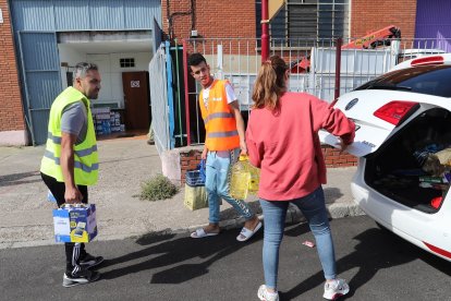 Campaña de recogida de ropa, alimentos y medicamentos para los damnificados por el terremoto de Marruecos a través de la Asociación Islámica de Palencia, en la imagen Tarik, Aziz y El Mehdi colocan y recogen la ayuda recibida.- ICAL