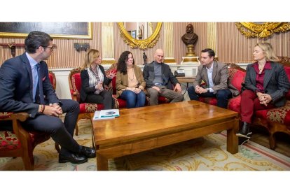 El alcalde, Daniel de la Rosa, recibió a los precursores del Congreso. ISRAEL L. MURILLO