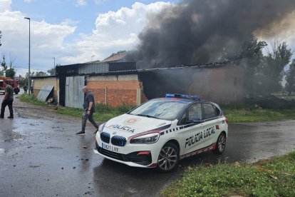 Incendio en una nave ganadera en León. E.M.