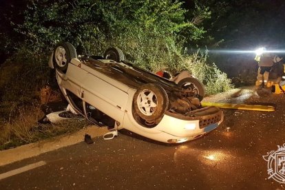 Estado del coche tras impactar contra un talud y volcar. Bomberos