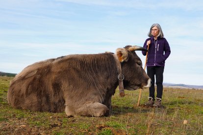 La emprendedora leonesa Flor León Martín, junto a una de sus reses de la Ganadería Navafríavafría - ICAL