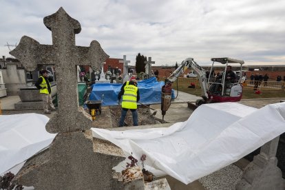 La Asociación para la Recuperación de la Memoria Histórica inicia las labores de prospección en el cementerio de Villadangos del Páramo en busca de fosas comunes en las que pudieran estar los restos de decenas de personas fusiladas durante el franquismo.- ICAL