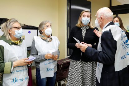 La consejera de Familia e Igualdad de Oportunidades, Isabel Blanco, participa en la Gran Recogida de Banco de Alimentos. ICAL