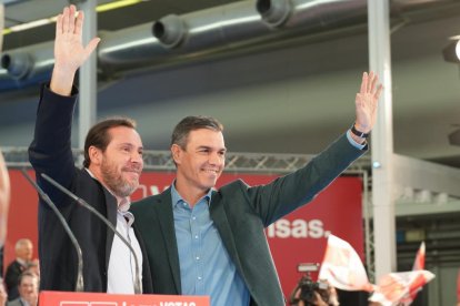 Óscar Puente y Pedro Sánchez durante un acto de campaña electoral para las municipales.- J. M. LOSTAU