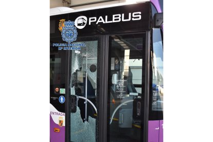 Impacto del proyectil disparado por una pistola en una puerta de un autobús urbano de Palencia. - ICAL