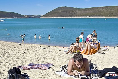 Playa fluvial en el embalse de Ricobayo. ICAL