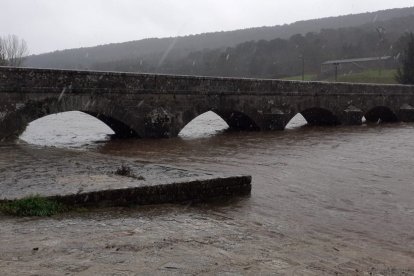 El río Vinuesa a su paso por la localidad de Vinuesa. HDS